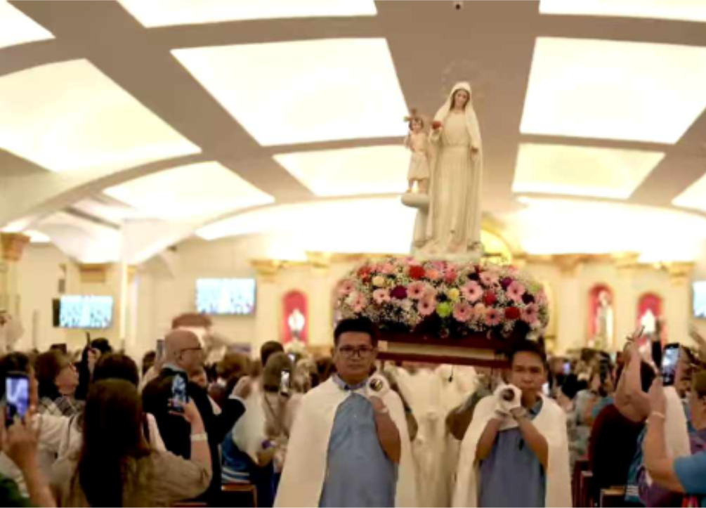 4 Gift giving of booklet for the Cause of Sr. Lucia\'s Great Vision of the Holy Trinity Booklet